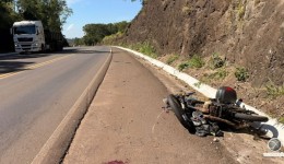 Motociclista sofre traumatismo craniano após queda na BR-282