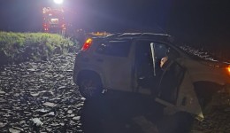 Duas pessoas ficam feridas após saída de pista e capotamento na BR-163