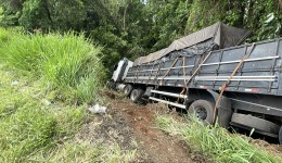 Carreta desgovernada sai da pista e colide com árvores na Serra do BNH
