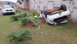 Homem morre após carro cair no viaduto na Avenida Natalino Faust