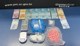 Motorista foge da polícia, bate em poste e é preso com drogas no Meio-Oeste