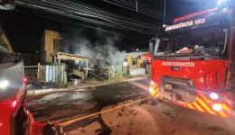 Sofá ao lado de fogão a lenha pega fogo e residência fica destruída
