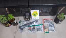 Polícia Militar prende homem por porte ilegal de armas de fogo e tráfico de drogas
