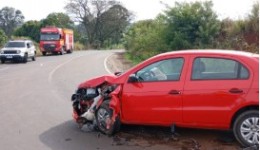 Idoso é encaminhado ao hospital após acidente entre caminhão e veículo de passeio