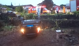 Motorista sai da pista e capota carro, mas sai ilesa