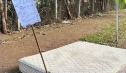 “Joguei porque fui corno nele”: colchão é descartado de forma irregular junto com bilhete