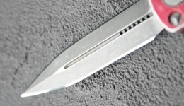Mulher embriagada tenta esfaquear funcionária de padaria e acaba atingindo a própria filha