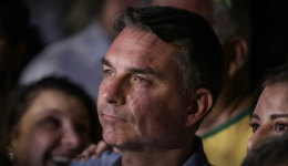 PF intima Flávio Bolsonaro a entregar passaportes por ordem de Alexandre de Moraes