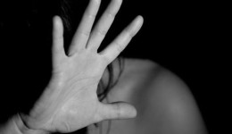 Mãe deixa celular gravando e pai acaba preso por estuprar a própria filha em SC