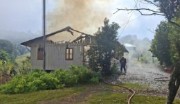 Incêndio destrói residência no Oeste de Santa Catarina e causa prejuízo total