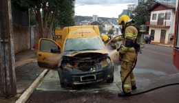 Incêndio atinge compartimento do motor de Fiat Fiorino dos Correios