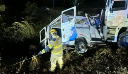 Batida entre carreta e van deixa nove mortos no norte de MG
