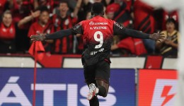 Furacão vence o Santos no apagar das luzes e estreia com vitória em casa