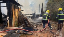 Curto circuito provoca incêndio e destrói casa no interior do município