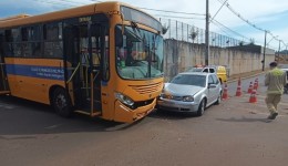 Mulher fica ferida após colisão entre carro e ônibus
