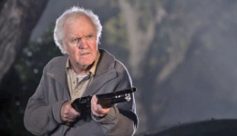 Ator de Hollywood é morto a facadas aos 81 anos; enteado é acusado de homicídio