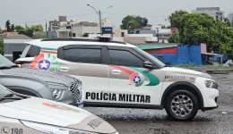 Homem é suspeito de danificar móveis e porta da casa após discussão com companheira