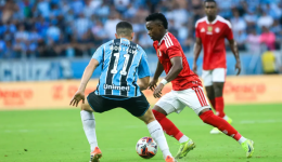 Grêmio goleia o Inter no GreNal 450 e fica perto do título gaúcho