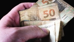 Homem usa cédulas falsas para comprar sandálias em loja no centro