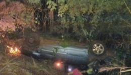Carro capota em ribanceira com seis ocupantes, incluindo quatro crianças, no Oeste catarinense