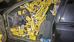 Condutor foge de abordagem da PM e abandona veículo abarrotado de cigarros contrabandeados