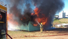 Incêndio destrói casa e veículo e mobiliza bombeiros