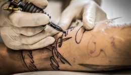 Conselho Federal de Medicina proíbe anestesia geral e sedação na realização de tatuagem