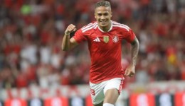 Internacional goleia Ypiranga e vai à final do Gauchão com show de Vitinho