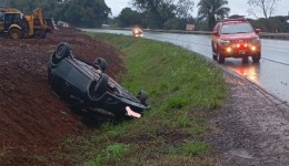 Motorista é resgatada após capotamento na BR-158