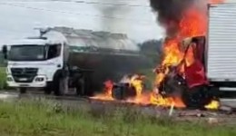 Caminhões colidem em rodovia de Palmitos e um deles pega fogo