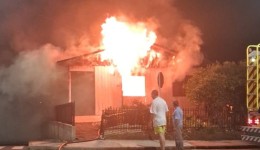 Casa é totalmente destruída por incêndio