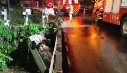 Automóvel cai em rio e duas pessoas são resgatadas pelos bombeiros
