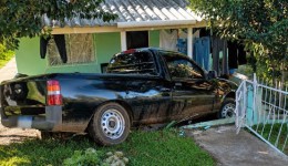 Caminhonete sai da pista e invade residência