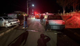 Colisão frontal entre dois carros deixa jovem ferida em SC