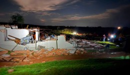 Tornado deixa sete feridos e destrói casas em três municípios