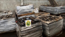 BPFRON localiza depósito de contrabando com 40 toneladas de sucatas de baterias