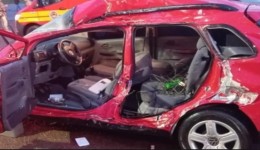Condutor fica ferido em colisão entre carro e caminhão