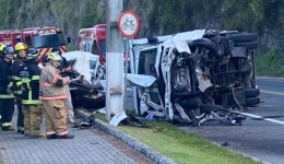 Acidente entre carros e caminhão mata três na BR-470 em SC