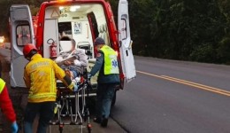 Motociclista e passageira ficam feridos após atropelarem cachorro na BR-158