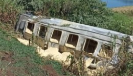 Caminhão carregado de ração sai da pista e capota na BR-158