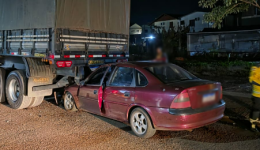 Carro colide na traseira de carreta estacionada no acostamento