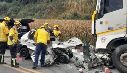 Colisão frontal entre carro e carreta deixa quatro mortos na BR-470 em SC