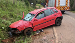 Motorista fica ferido após carro sair da pista e colidir