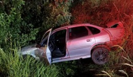 Duas pessoas ficam feridas após carro sair da pista na PR-180