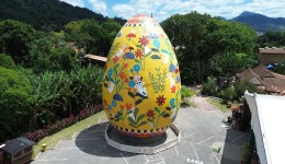 Osterfest em SC atrai turistas com ovo gigante e a maior árvore de Páscoa do Brasil