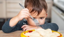 Confira estratégias simples e eficazes para ajudar crianças autistas a se alimentarem melhor