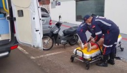 Mulher sofre ferimentos em colisão entre duas motocicletas
