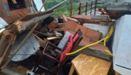 Fortes ventos atingem residência e causam estragos no interior