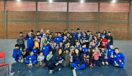 Associação Nacional realiza ação solidária com entrega de cestas e doces para crianças do projeto de futsal