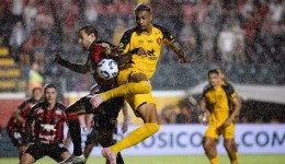 Sport marca no último lance e arranca empate com o Vitória em jogo maluco